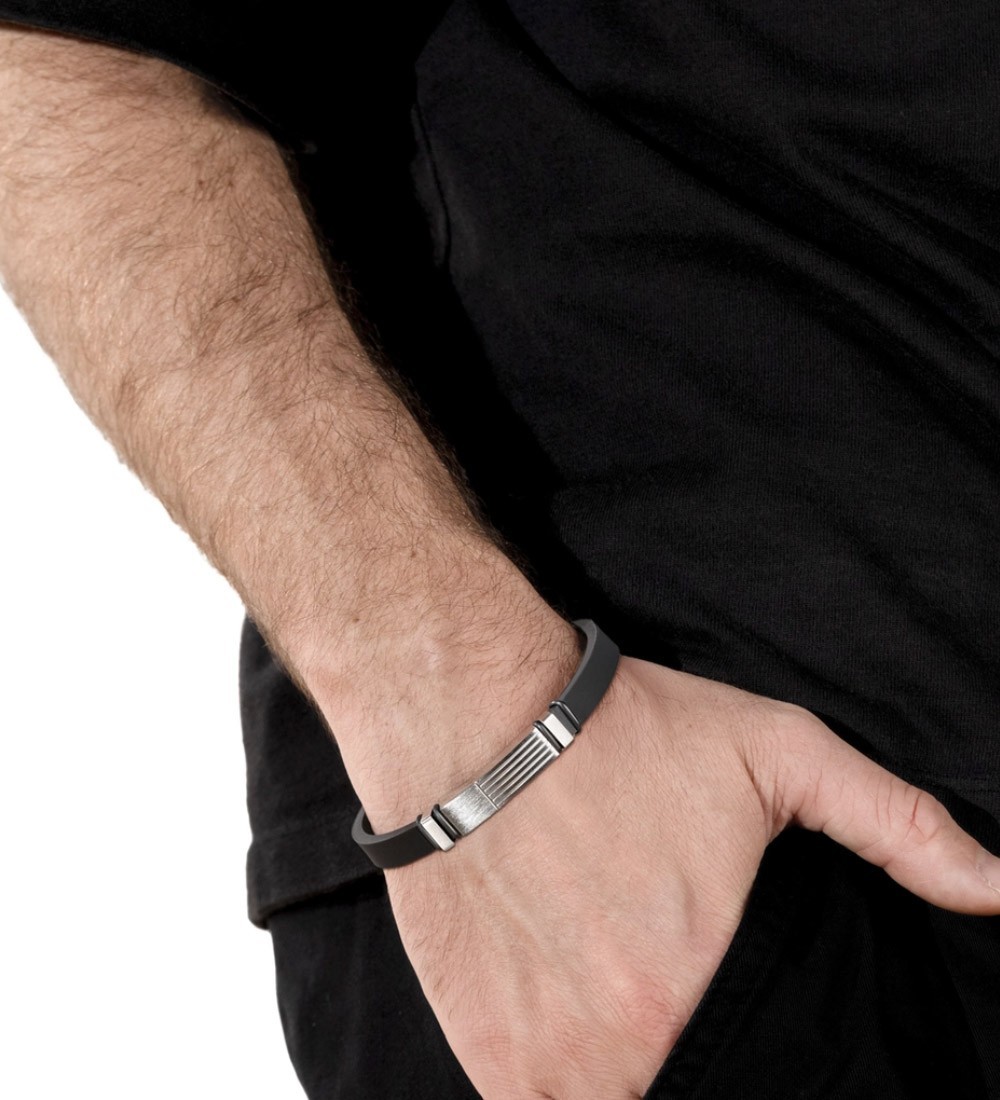 Brazalete Lotus Style para hombre con placa grabable de acero inoxidable y caucho negro de estilo moderno y elegante.