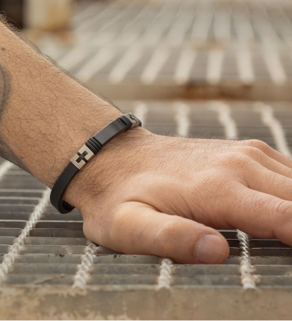 Pulsera Lotus Style de acero negro y caucho para hombre con placa grabable y diseño moderno.