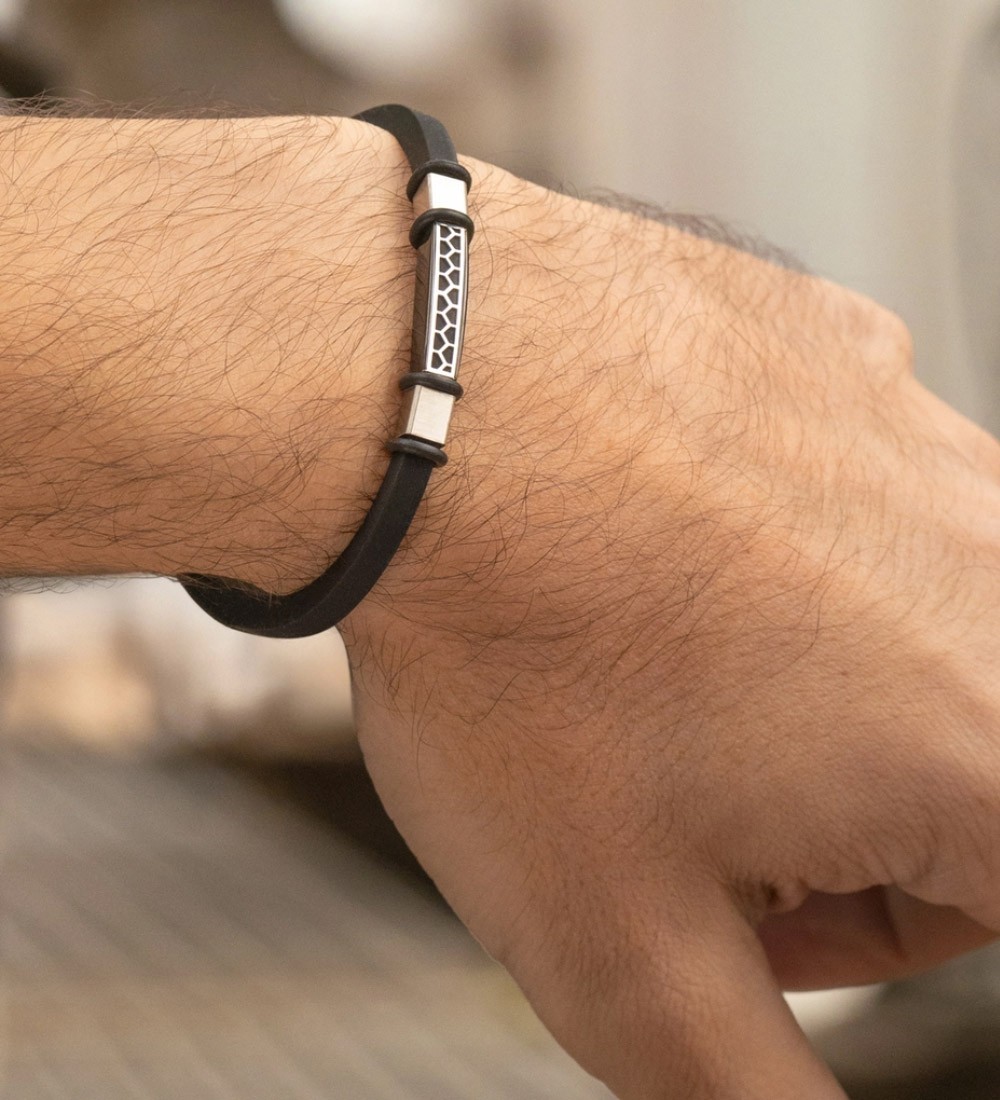Brazalete Lotus Style para hombre de acero bicolor negro con caucho y placa grabable. Diseño moderno y elegante para uso diario.