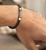 Brazalete Lotus Style para hombre de acero bicolor negro con caucho y placa grabable. Diseño moderno y elegante para uso diario.