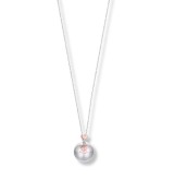 Collar llamador de ángeles bicolor con detalle de ángel y corazón, ideal para mujeres embarazadas.