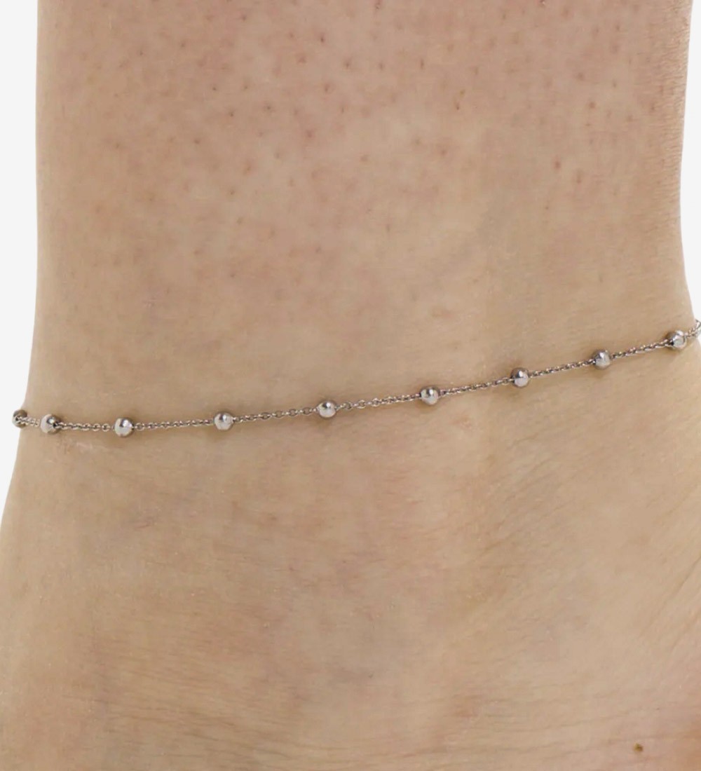 Tobillera de acero inoxidable con delicadas bolas decorativas y cadena fina para un estilo elegante y moderno.