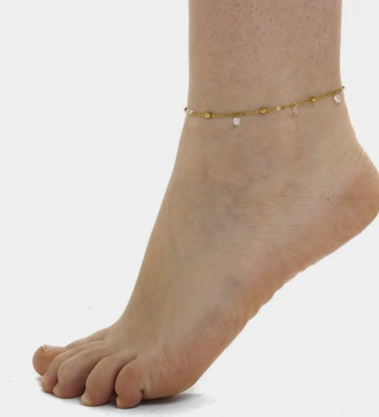 Tobillera de acero dorado con colgantes de circonitas brillantes y diseño elegante para mujer.
