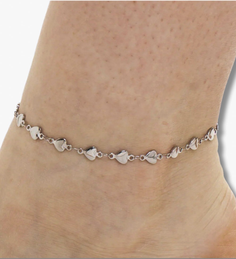 Tobillera de acero inoxidable con pequeños corazones brillantes, un complemento femenino y elegante para cualquier ocasión.
